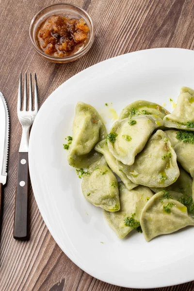 Geleneksel Ukrayna yemeği vareniki, içinde fesleğen ve fesleğen sosu olan bir kasede servis edilir. Geleneksel Ukrayna yemeklerine yakın görüş