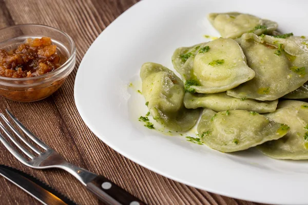 Geleneksel Ukrayna yemeği vareniki, içinde fesleğen ve fesleğen sosu olan bir kasede servis edilir. Geleneksel Ukrayna yemeklerine yakın görüş