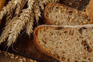 Ev yapımı ekmeğin yakın çekimi. Köylü somun ekmeği ve buğday filizi, yazı için yer var. Ev yapımı pişirme. Gri ekmek tahtada