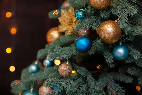 Κλείσιμο Της Γιορτινής Διακοσμημένο Υπαίθριο Χριστουγεννιάτικο Δέντρο Μπλε Και Χρυσές Royalty Free Φωτογραφίες Αρχείου