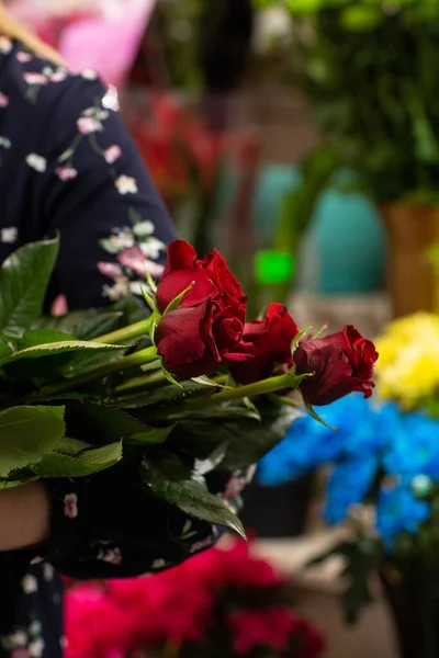 Букет Червоних Троянд Подарункова Ідея День Валентина Флористична Жінка Тримає — стокове фото