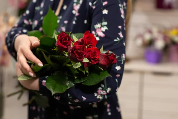 Bouquet Red Roses Gift Idea Valentine Day Florist Woman Holding —  Fotos de Stock