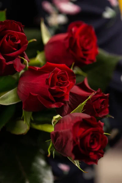Ramo Hermosas Rosas Rojas Trend Color Rojo Clásico Día San —  Fotos de Stock