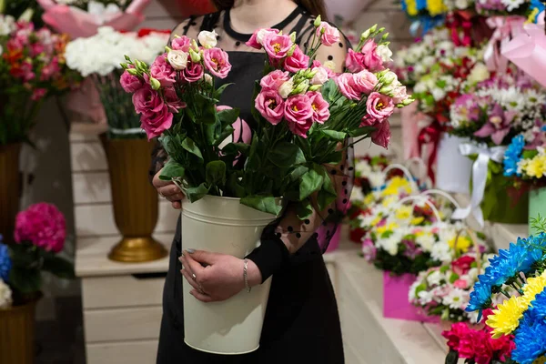 Mujer Sosteniendo Hermoso Eustoma Blanco Rosa Eustoma Sobre Fondo Borroso —  Fotos de Stock