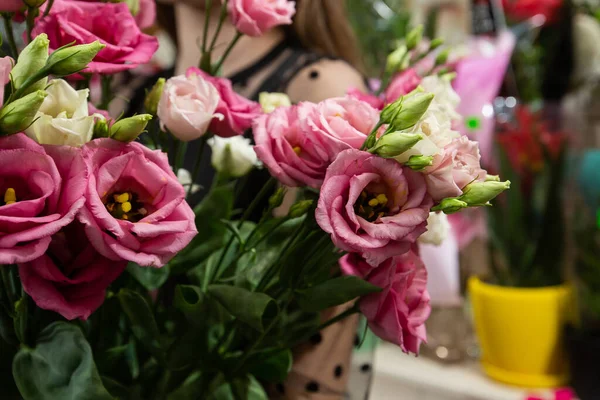 Mujer Sosteniendo Hermoso Eustoma Blanco Rosa Eustoma Sobre Fondo Borroso —  Fotos de Stock