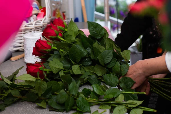 Florista Trabajo Primeros Planos Las Manos Femeninas Rosas Cortadas Mujer —  Fotos de Stock