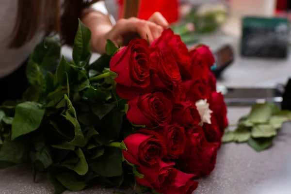Флорист Роботі Крупним Планом Жіночі Руки Вирізали Троянди Жінка Робить — стокове фото