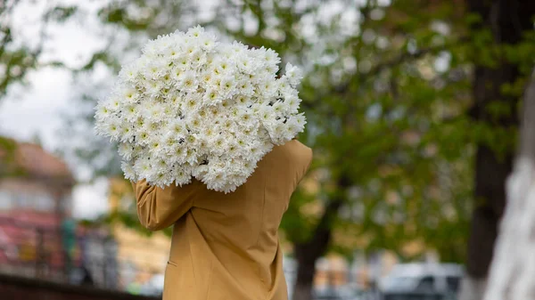 Young Brunette Female Modern Beige Outfit Bunch Chryzantem Flowers Walking — Stockfoto