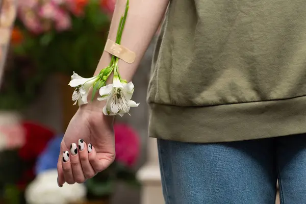 Alstroemeria Bevestigd Aan Een Hand Met Pleisterbanden Natuurlijke Frisheid Vrouwelijke — Stockfoto