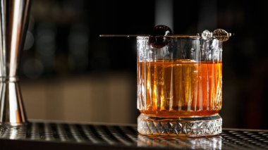 Kokteyl, oluşan Bourbon, Angostura Bitter, kesme şeker eski moda, birkaç damla su, buz küplerini, portakal, kiraz likörü vişne.