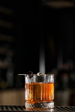 Kokteyl, oluşan Bourbon, Angostura Bitter, kesme şeker eski moda, birkaç damla su, buz küplerini, portakal, kiraz likörü vişne.