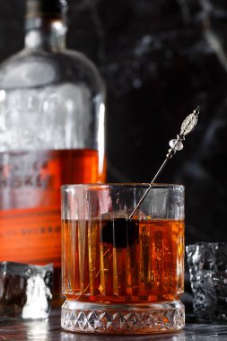 Kokteyl, oluşan Bourbon, Angostura Bitter, kesme şeker eski moda, birkaç damla su, buz küplerini, portakal, kiraz likörü vişne.