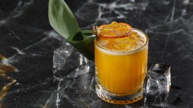 Rom, likör, şurup, limon suyu, nane ve ezilmiş buzlu Mai Tai kokteyli. Koyu arkaplan, alanı kopyala.