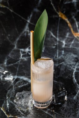 Kuru kireçle süslenmiş klasik Hemingway kokteyli, siyah arkaplanda LIme ve Grapefruit izole edilmiş Boozy Rum Hemingway Daiquiri.