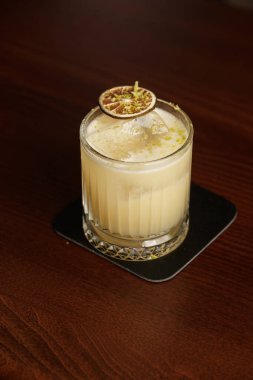 Meyve karışımı, mezcal ve kuru kireçle ahşap masa üstü. Sıcak renkli kokteyller. Mezcal kokteyli