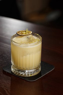 Meyve karışımı, mezcal ve kuru kireçle ahşap masa üstü. Sıcak renkli kokteyller. Mezcal kokteyli