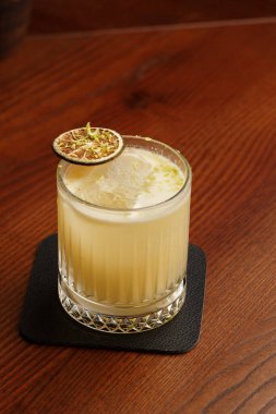 Meyve karışımı, mezcal ve kuru kireçle ahşap masa üstü. Sıcak renkli kokteyller. Mezcal kokteyli