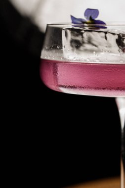 Havacılık, cin, limon suyu, maraska likörü ve bar tezgahında duran menekşe kremalı likör..