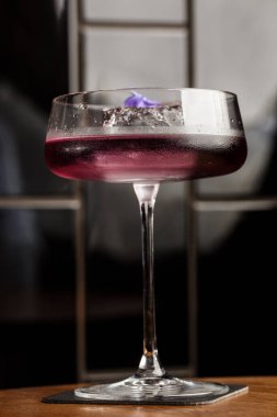 Havacılık, cin, limon suyu, maraska likörü ve bar tezgahında duran menekşe kremalı likör..