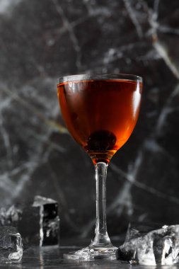 Ev yapımı Rob Roy Kokteyli. Viski ve Vermut ile. Viski bazlı, kirazlı içecekler. Manhattan kokteyli