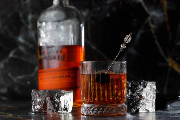 Kokteyl, oluşan Bourbon, Angostura Bitter, kesme şeker eski moda, birkaç damla su, buz küplerini, portakal, kiraz likörü vişne.