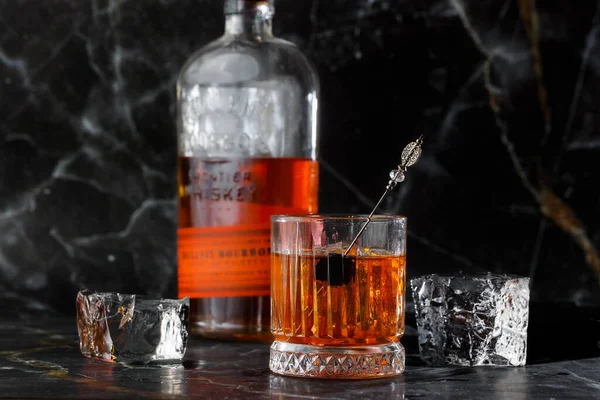 Kokteyl, oluşan Bourbon, Angostura Bitter, kesme şeker eski moda, birkaç damla su, buz küplerini, portakal, kiraz likörü vişne.