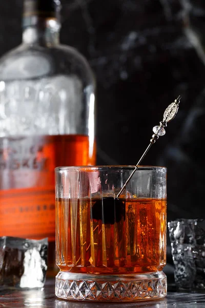 Kokteyl, oluşan Bourbon, Angostura Bitter, kesme şeker eski moda, birkaç damla su, buz küplerini, portakal, kiraz likörü vişne.