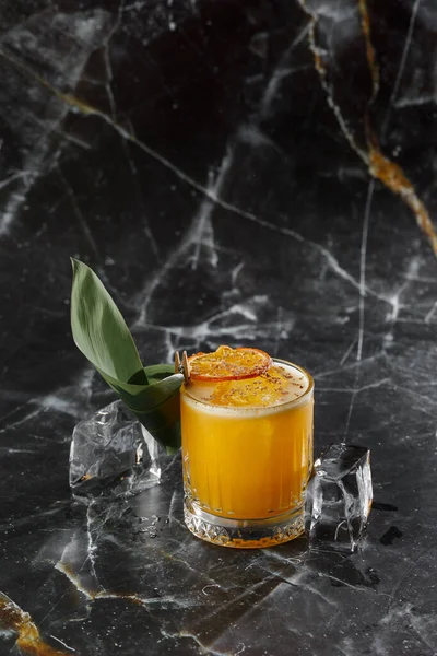 Rom, likör, şurup, limon suyu, nane ve ezilmiş buzlu Mai Tai kokteyli. Koyu arkaplan, alanı kopyala.