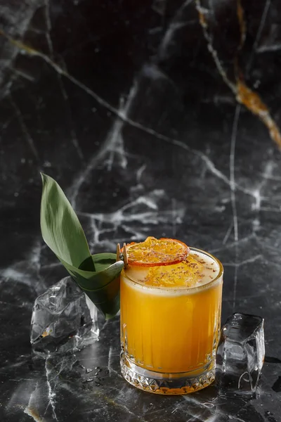 Rom, likör, şurup, limon suyu, nane ve ezilmiş buzlu Mai Tai kokteyli. Koyu arkaplan, alanı kopyala.