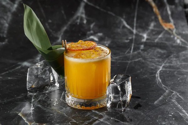 Rom, likör, şurup, limon suyu, nane ve ezilmiş buzlu Mai Tai kokteyli. Koyu arkaplan, alanı kopyala.