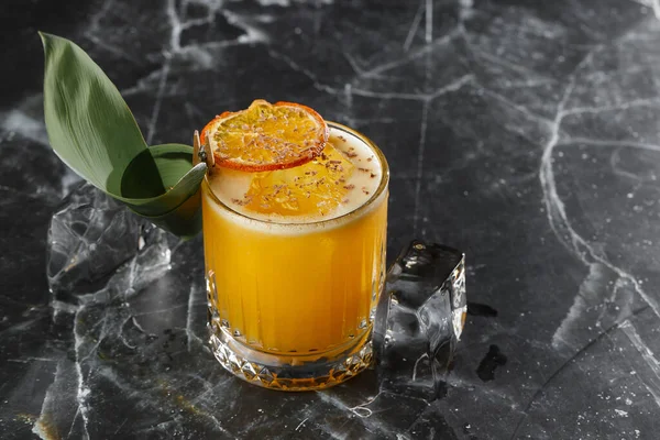 Rom, likör, şurup, limon suyu, nane ve ezilmiş buzlu Mai Tai kokteyli. Koyu arkaplan, alanı kopyala.