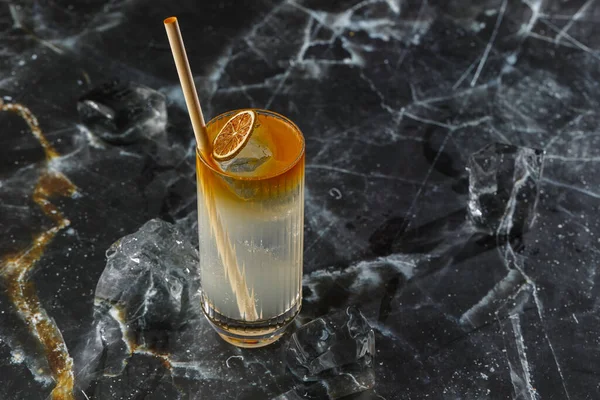 Mörk Stormig Cocktail Står Svart Marmor Bakgrund Uppfriskande Boozy Rum — Stockfoto