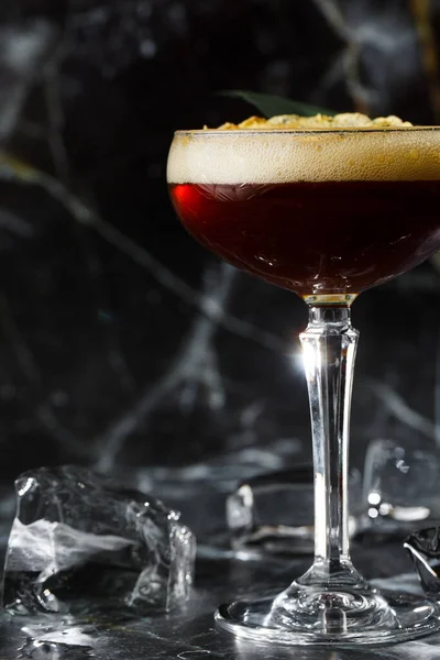 Beyaz Rus kokteyli, votka, kahve likörü, krema ve buzlu siyah mermer arka planda moda alkollü içecek..