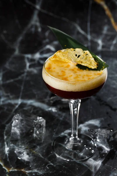 Beyaz Rus kokteyli, votka, kahve likörü, krema ve buzlu siyah mermer arka planda moda alkollü içecek..