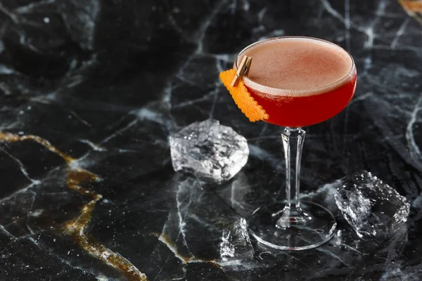 Een Rood Zure Cocktail Een Coupeglas Versierd Met Een Sinaasappelschil — Stockfoto