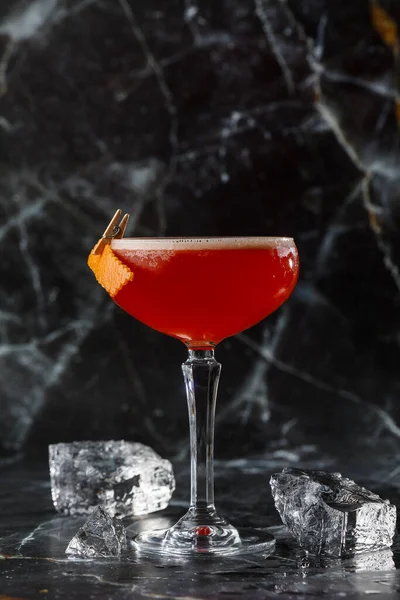 Röd Sur Cocktail Ett Coupeglas Garnerat Med Apelsinskal Klöver Klubb — Stockfoto