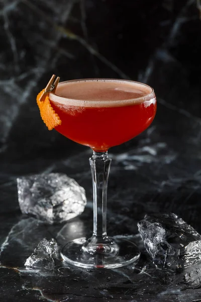 Cocktail Rosso Acido Bicchiere Coupé Guarnito Con Una Buccia Arancia — Foto Stock