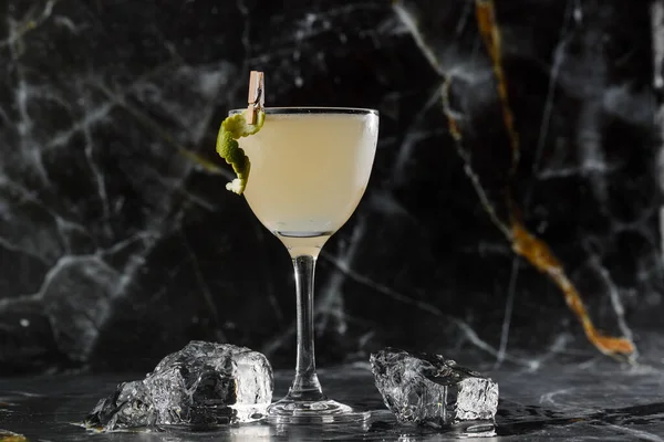Dejte Kamikadze Koktejl Martini Sklenici Ledem Černém Mramorovém Pozadí Citrusové — Stock fotografie