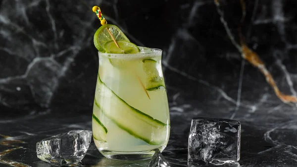 Gin Gimlet Koktél Uborkával Díszítve Zöld Alkoholos Koktél Uborkával Fekete — Stock Fotó