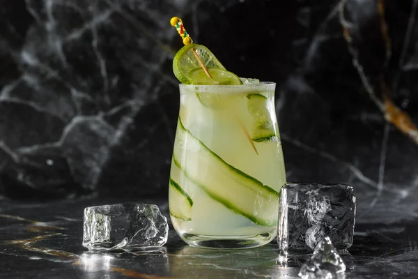 Gin Gimlet Cocktail Versierd Met Komkommer Groene Alcohol Cocktail Met — Stockfoto