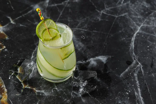 Gin Gimlet Cocktail Versierd Met Komkommer Groene Alcohol Cocktail Met — Stockfoto