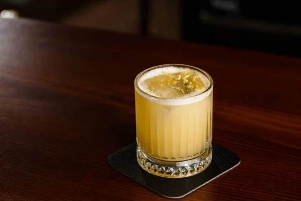 Alcoholic Scotch Whiskey Penicillin Drink Cocktail Lemon Honey Syrup Candied — Foto de Stock