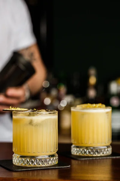 Varma Färgade Drinkar Mezcal Cocktail Och Alkoholhaltig Skotsk Whisky Penicillin — Stockfoto