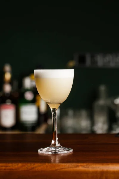 Pisco Sura Cocktail Whisky Med Lime Äggvita Sockersirap Glas Mörk — Stockfoto