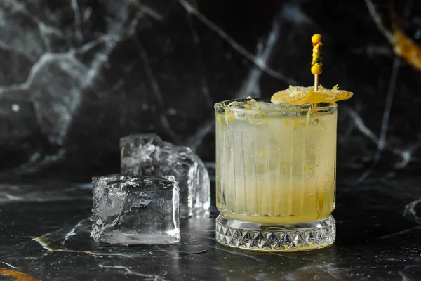 酒精威士忌威士忌青霉素喝鸡尾酒与柠檬 蜂蜜糖浆和糖果姜 黑色背景的鸡尾酒杯 — 图库照片