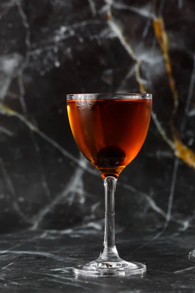 Ev yapımı Rob Roy Kokteyli. Viski ve Vermut ile. Viski bazlı, kirazlı içecekler. Manhattan kokteyli