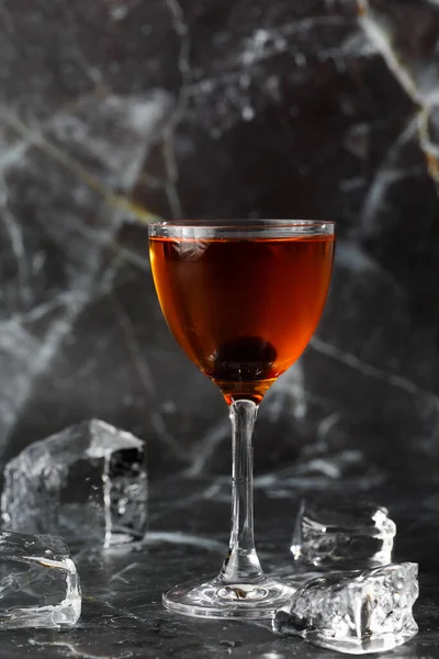 Ev yapımı Rob Roy Kokteyli. Viski ve Vermut ile. Viski bazlı, kirazlı içecekler. Manhattan kokteyli