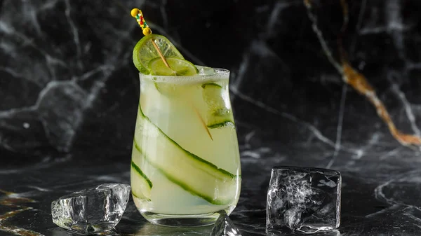 Gin Gimlet Cocktail Versierd Met Komkommer Groene Alcohol Cocktail Met Rechtenvrije Stockafbeeldingen