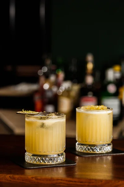 Warme Gekleurde Cocktails Mezcal Cocktail Alcoholische Scotch Whiskey Penicillin Drink — Stockfoto