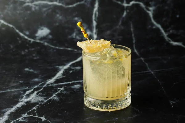 Alcoholische Scotch Whiskey Penicillin Drink Cocktail Met Citroen Honingsiroop Gekonfijte — Stockfoto